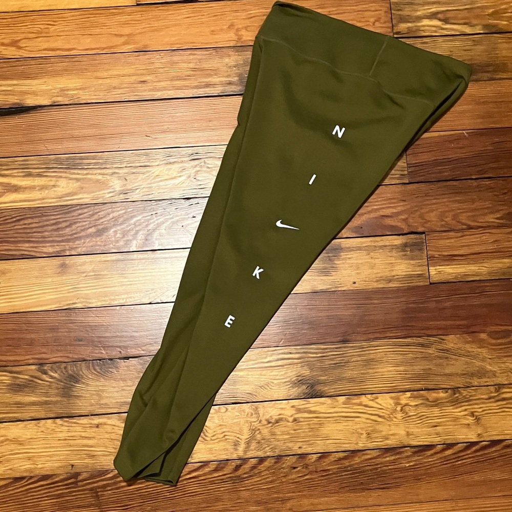 Nike women’s size medium olive Green 3/4 Leggings